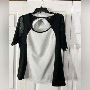 Very pretty black and white dress top size 1X